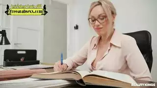 سكس مكتبة قوي: المديرة تفحص قضيبًا كبيرًا