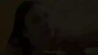 يأكل طيزها، يصفعها، ثم يفتح كسها بالفحل