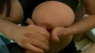 مخلوق مقرن يأخذها بوضعية الكلب بجانب النار في النهار