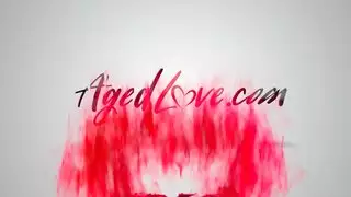 سنورة كبيرة الصدر تعطي العذراء أول درس في الجنس الفموي