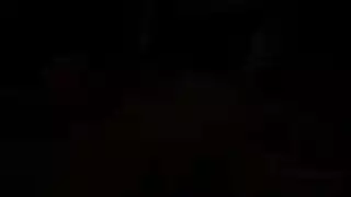 التشمس والاستمناء: مراهقة تلعب بكسها الحليق