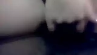 فتاة محطمة تأخذ حمولة لقضيب رجل عشوائي