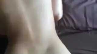 تدلك الزوجة قضيب زوجها تحت الفراش وتجعله يتالم اه