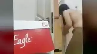 فتاة عارية تتعرض للضرب بقوة من شاب