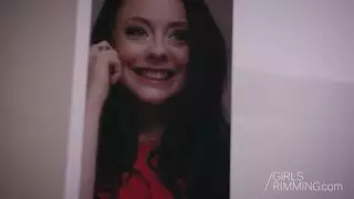 شاب يخلع ملابسه وتدليك قضيبه يؤدي إلى جنس عنيف