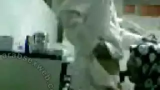 تمسك زبر الرجل بقوة وتنتاك