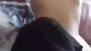 الاب النزي يحلب زبة على طيز بنتة