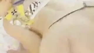 العشيق يدخل بعمق في فتحة الفتاة الآسيوية المشمسة الضيقة