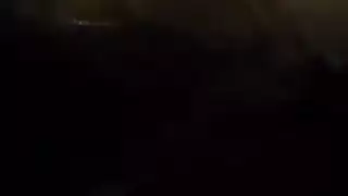 ربة منزل ذات صدر كبير تنحني على الفان لتبتلع قضيبًا كبيرًا وصلبًا