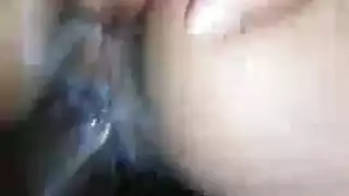 إصبع قاسي في الشرج ورش البول على مؤخرة كبيرة