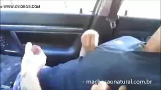 رسام قرنية يدفع دمية دب