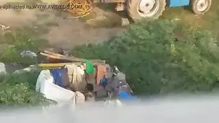 هزات متواصلة: هزاز على بظرها بينما تركب القضيب