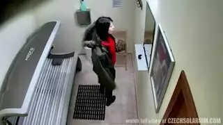 تمارس العادة أمام زوجها النائم