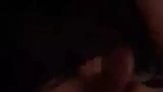 مص قضيب إباحي للمراهقين مع تركيز على الخصيتين