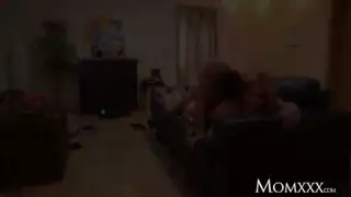 البنت تنام بكسها المنفوخ وبزازها الكبيره