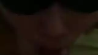أفرو آسيوية ساخنة تلمس فرجها المبلل وهي ترتدي الكعب