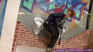 العبيد المسحورون يتوسلون لتوجيه وثنها الإباحي