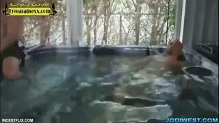 بنت مراهقه تغافل امها