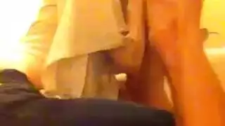 متحولات إباحيات صريحات تعملن على قضيب بأفواههن الرطبة