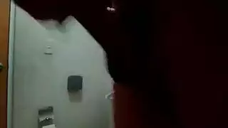 عاهرة متزوجة تأخذ قضيب أسود نحيف عميقًا بالداخل