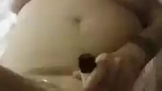 زوجة ناضجة في نظارات شمسية مصممة تنزل لقضمة حلق عميقة