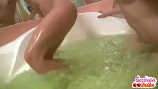 سحاقيات تمارس الجنس الفموي والشرجي