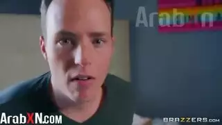 الابن يستمني وتساعده