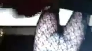 لعبة جنس مقيدة: مايلي سايروس تخدم الزب في القبو