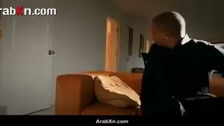 الابنة المتمردة تغوي وتمارس الجنس مع شخصية سلطة أكبر