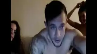 طالبات حارقات تغوي زوج الأم: فعل سحاقي يتحول إلى جنس جماعي عنيف