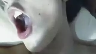 شاب مفلس يبتلع حمولة ضخمة من السائل المنوي