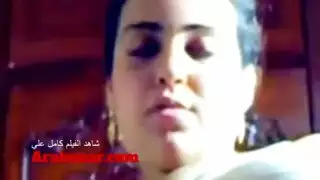 جنس ثلاثي صريح مع عربية مثير ة ذات قوام ممتلئ