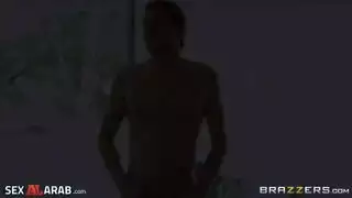 الام تعلم اولاده