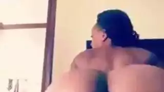 فاتنة عارية تمنح استمناء مكثفًا لقضيب منتصب
