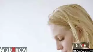 قضيب ضخم يدفع مهبلها الضيق إباحية مكثفة
