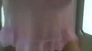 ابن الجار يضرب صديقة أمه المحجبة بقوة في مشهد صريح