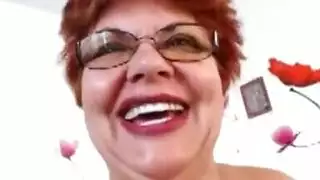 المرأة الأكبر تحب جنس المراهقين وامتصاص القضيب الصلب الضخم