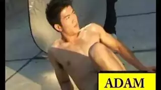 آسيوية تشتهي تأخذ قضيب الرجل المقرن السمين في ذروة الفيلم الإباحي بالمكتب