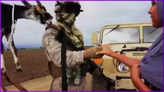 إباحية مهمة الصحراء: الجنود يستخدمون الماعز لشراء جلسات جماعية