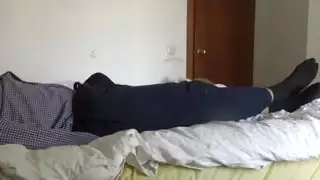 خادمة تلتقط صاحب العمل وهو يداعب قضيبه الفرنسي الأسود السمين في فيلم إباحي