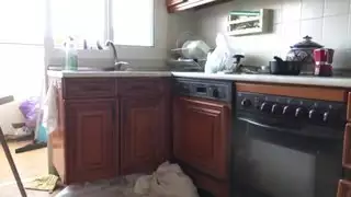 لقاء سري في المطبخ مع عشيق ضخم