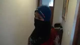 عمل خادمة مسلمة المحظور: مص وتنظيف القضبان السمينة