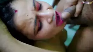فيلم إباحي كامل: جماع جماعي بعد العثور عليها معزولة