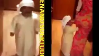 دمية جنسية صغيرة تُضاجع بعنف في مشهد جنسي صريح مع قزم