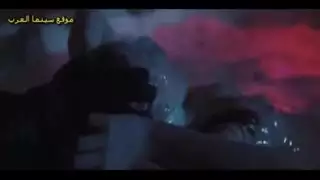 الثعلبة المثيرة تتعرى في حوض استحمام ساخن
