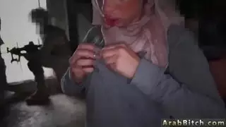 فتاة عربية هاوية تحصل على تسليم كريمي سري