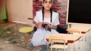 الأم الهندية الجذابة تمص قضيبًا على مكتبها