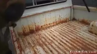 فتى عربي أملس يأخذ قضيباً إباحياً ضخماً بعمق