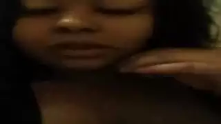 القفز على ثدييها المثاليين في هذا المشهد الإباحي