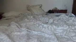 ربيبته المثيرة تغويه بقبلات الحلق العميق وجنس صعب